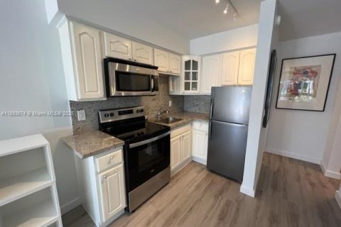 Copropriété à louer à Lauderdale-by-the-Sea, Floride: 31.77 m2 № 1945584 - photo 1