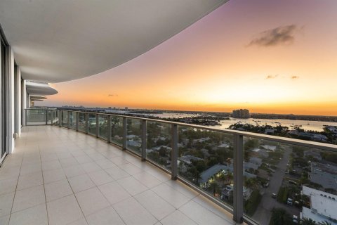 Condo in Riviera Beach, Florida, 2 bedrooms № 2262315 - photo 30