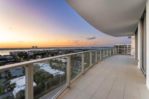 Condo in Riviera Beach, Florida, 2 bedrooms № 2262315 - photo 29