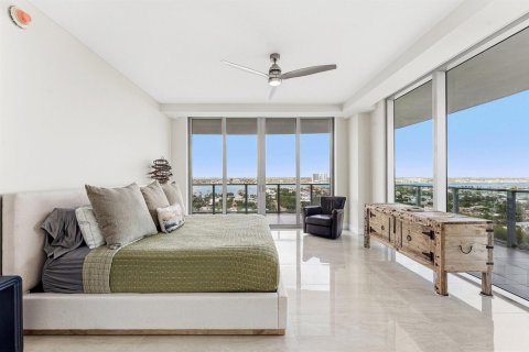 Condo in Riviera Beach, Florida, 2 bedrooms № 2262315 - photo 13