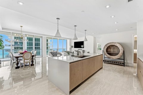 Condo in Riviera Beach, Florida, 2 bedrooms № 2262315 - photo 5