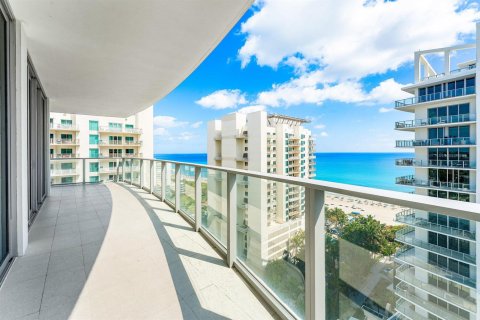 Condo in Riviera Beach, Florida, 2 bedrooms № 2262315 - photo 9