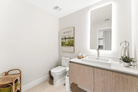Condo in Riviera Beach, Florida, 2 bedrooms № 2262315 - photo 12