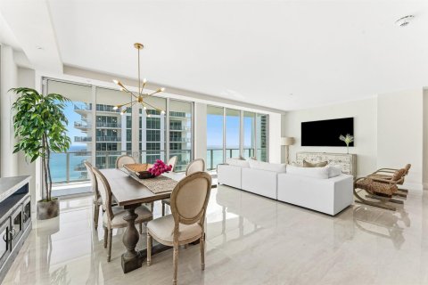 Condo in Riviera Beach, Florida, 2 bedrooms № 2262315 - photo 8