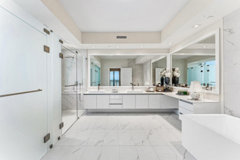 Condo in Riviera Beach, Florida, 2 bedrooms № 2262315 - photo 17