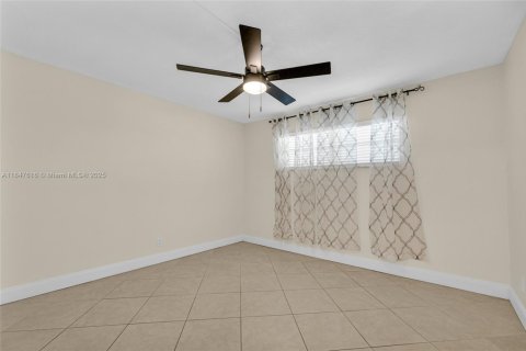 Copropriété à louer à Pembroke Pines, Floride: 2 chambres, 108.7 m2 № 1847697 - photo 11