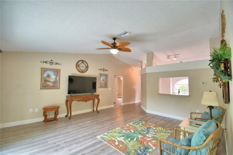 House in Winter Haven, Florida 3 bedrooms, 116.96 sq.m. № 1914213 - photo 12