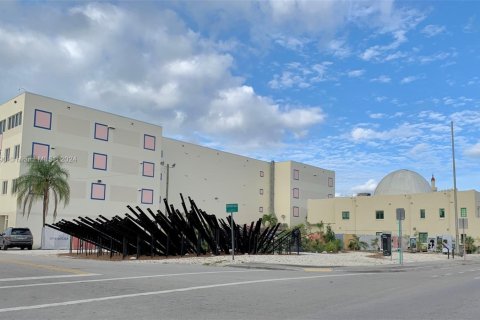 Propiedad comercial en venta en Opa-locka, Florida № 1960725 - foto 16