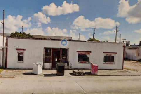 Propiedad comercial en venta en Opa-locka, Florida № 1960725 - foto 1