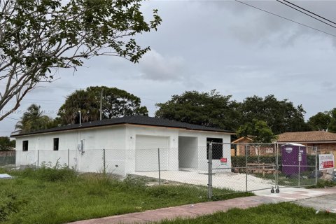 House in Fort Lauderdale, Florida 3 bedrooms № 1937612 - photo 1