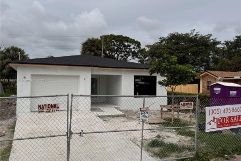 House in Fort Lauderdale, Florida 3 bedrooms № 1937612 - photo 2