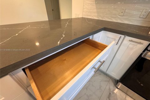 Casa en venta en Fort Lauderdale, Florida, 3 dormitorios № 1937612 - foto 16