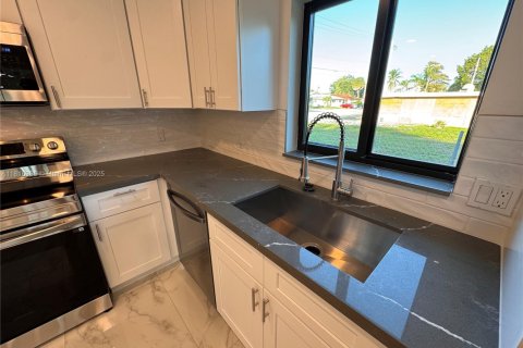 Casa en venta en Fort Lauderdale, Florida, 3 dormitorios № 1937612 - foto 12