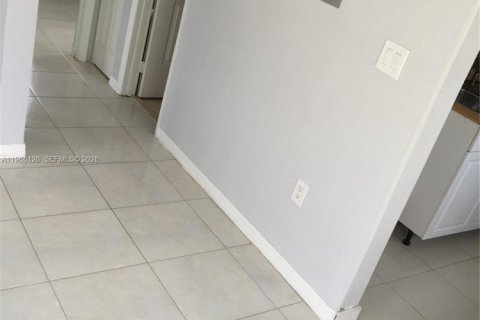Villa ou maison à louer à Miami, Floride: 2 chambres, 53.42 m2 № 2029316 - photo 5
