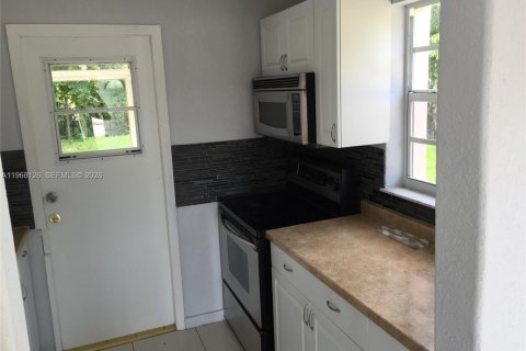 Villa ou maison à louer à Miami, Floride: 2 chambres, 53.42 m2 № 2029316 - photo 4