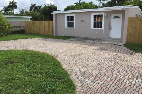 Villa ou maison à louer à Miami, Floride: 2 chambres, 53.42 m2 № 2029316 - photo 2