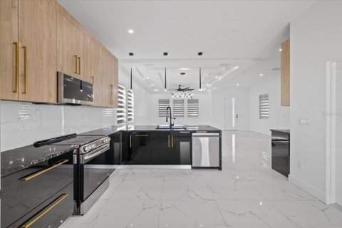 Villa ou maison à vendre à Tampa, Floride: 4 chambres, 245.73 m2 № 1724419 - photo 9