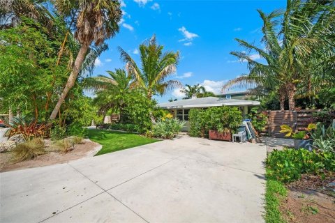 Land in Holmes Beach, Florida № 875104 - photo 1