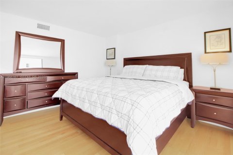 Condo in Miami Beach, Florida, 2 bedrooms  № 2028104 - photo 15