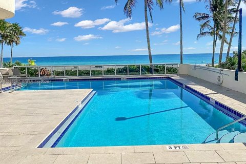 Condo in Miami Beach, Florida, 2 bedrooms  № 2028104 - photo 28