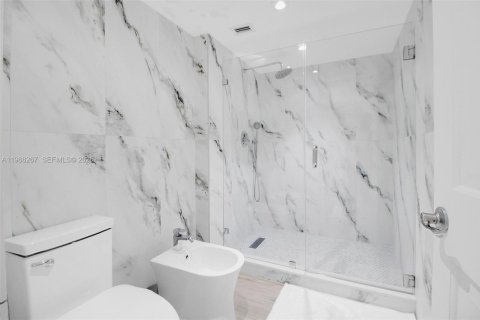 Condo in Miami Beach, Florida, 2 bedrooms  № 2028104 - photo 17