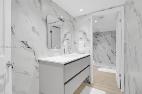 Condo in Miami Beach, Florida, 2 bedrooms  № 2028104 - photo 16