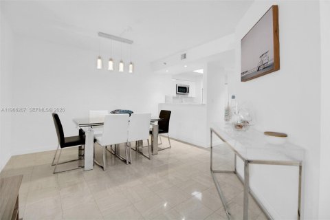 Condo in Miami Beach, Florida, 2 bedrooms  № 2028104 - photo 12