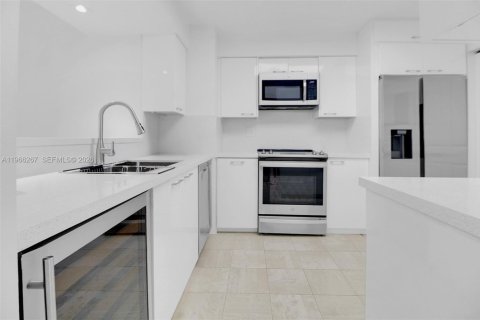 Condo in Miami Beach, Florida, 2 bedrooms  № 2028104 - photo 4
