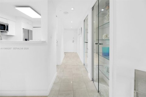 Condo in Miami Beach, Florida, 2 bedrooms  № 2028104 - photo 3