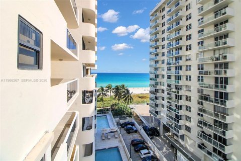 Condo in Miami Beach, Florida, 2 bedrooms  № 2028104 - photo 27
