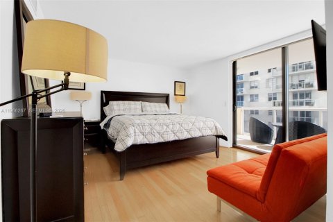 Condo in Miami Beach, Florida, 2 bedrooms  № 2028104 - photo 13