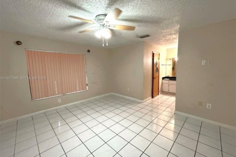 Villa ou maison à louer à Miami, Floride: 3 chambres, 161.93 m2 № 1987146 - photo 15