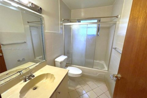 Villa ou maison à louer à Miami, Floride: 3 chambres, 161.93 m2 № 1987146 - photo 11