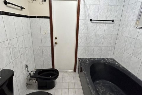 Villa ou maison à louer à Miami, Floride: 3 chambres, 161.93 m2 № 1987146 - photo 17