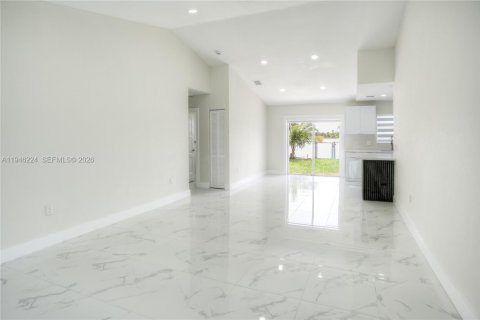Casa en venta en Miami Gardens, Florida, 3 dormitorios, 111.95 m2 № 2002362 - foto 4