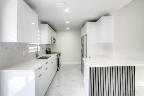 Casa en venta en Miami Gardens, Florida, 3 dormitorios, 111.95 m2 № 2002362 - foto 5