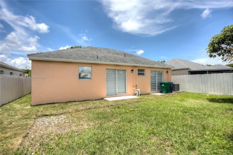 Casa en venta en Miami Gardens, Florida, 3 dormitorios, 111.95 m2 № 2002362 - foto 13