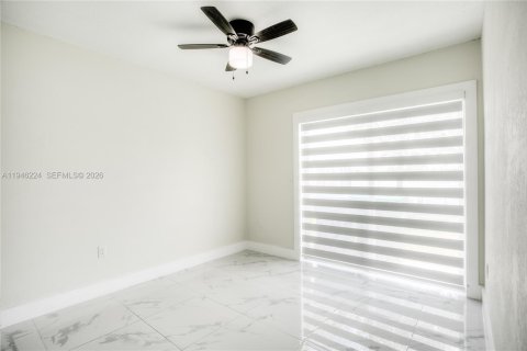 Casa en venta en Miami Gardens, Florida, 3 dormitorios, 111.95 m2 № 2002362 - foto 11