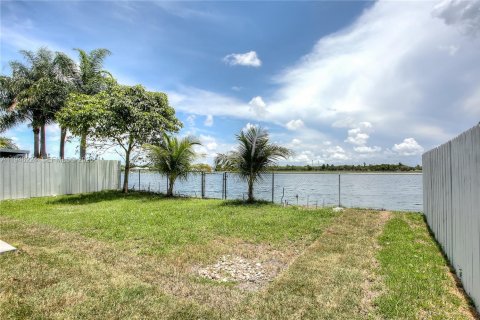 Casa en venta en Miami Gardens, Florida, 3 dormitorios, 111.95 m2 № 2002362 - foto 14