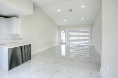 Casa en venta en Miami Gardens, Florida, 3 dormitorios, 111.95 m2 № 2002362 - foto 3
