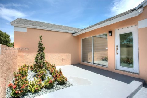 Casa en venta en Miami Gardens, Florida, 3 dormitorios, 111.95 m2 № 2002362 - foto 2