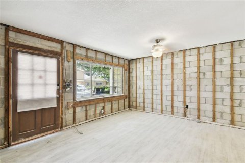 House in Tampa, Florida 4 bedrooms, 159.98 sq.m. № 1803244 - photo 5