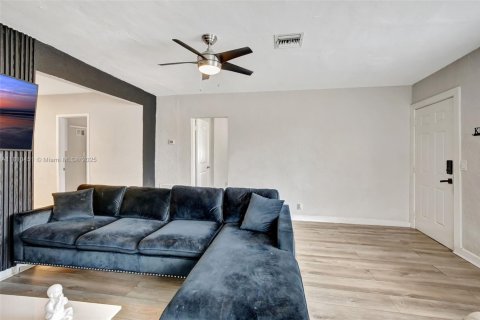 House in Miramar, Florida 3 bedrooms, 98.1 sq.m. № 1752611 - photo 9