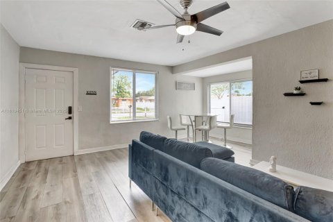 House in Miramar, Florida 3 bedrooms, 98.1 sq.m. № 1752611 - photo 11