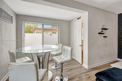 House in Miramar, Florida 3 bedrooms, 98.1 sq.m. № 1752611 - photo 12