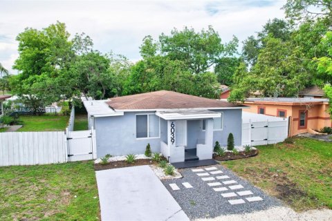 House in Miramar, Florida 3 bedrooms, 98.1 sq.m. № 1752611 - photo 2