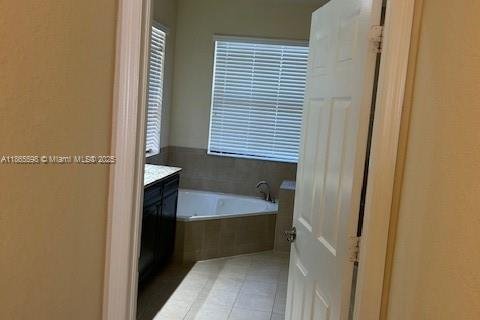 Villa ou maison à louer à Doral, Floride: 4 chambres, 236.71 m2 № 1923149 - photo 24