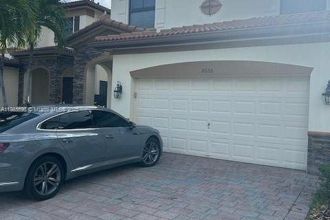 Villa ou maison à louer à Doral, Floride: 4 chambres, 236.71 m2 № 1923149 - photo 1