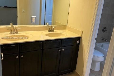 Villa ou maison à louer à Doral, Floride: 4 chambres, 236.71 m2 № 1923149 - photo 16