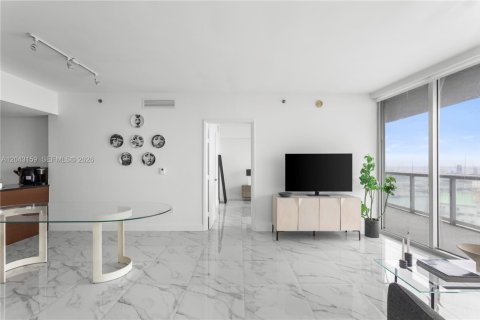 Condo in Miami, Florida, 2 bedrooms  № 2252475 - photo 11